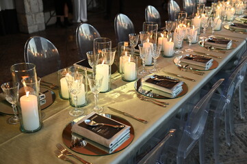 mesa para cena de boda con velas y cristalería 
