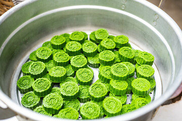 Green mugwort cake in steamer - obrazy, fototapety, plakaty