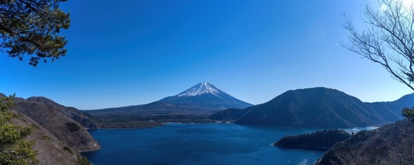 Fototapeta na wymiar 展望台から見た本栖湖と富士山のパノラマ情景