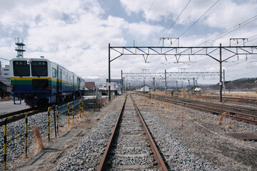 Obraz premium 白河駅に停車するマルチプルタイタンパー