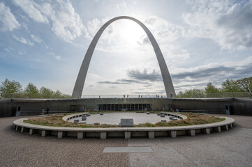Gateway Arch National Park in Saint Louis, Missouri under dramatic morning cloudscape in April. - obrazy, fototapety, plakaty