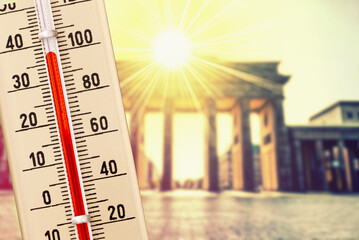 Ein Thermometer und Hitze im Sommer im Berlin - obrazy, fototapety, plakaty