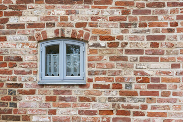 Fenster eines sanierten historischen Wohnhauses in der denkmalgeschützten Altstadt von Stralsund...