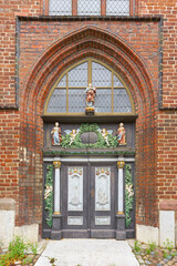 Fototapeta na wymiar Südportal der Kulturkirche St. Jakobi, St. Jakobikirche, in Stralsund mit einer historischen barocken Eingangstür