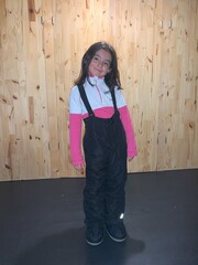 Fille en combinaison de ski