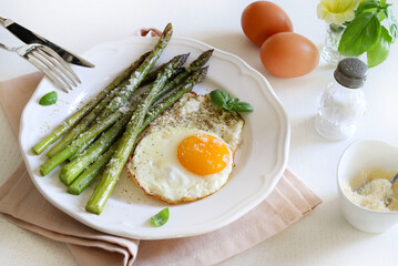 Uova fritte con asparagi verdi e spolverate di parmigiano. Cibo salutare. Concetto di cibo per la colazione. Direttamente sopra.