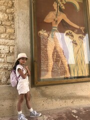 Mini aventurière devant fresque égyptienne