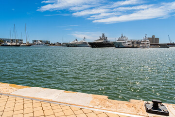 Blick auf den Yachthafen von Tarragona mit Luxusyachten, klarem blauen Himmel und ruhigem Meer, Tarragona, Spanien