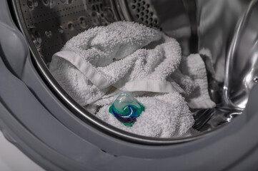 Kapsułka do prania białych ubrań w bębnie pralki 
