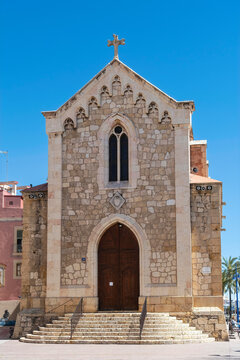 Die Kirche Parroquia de San Padro im Hafenviertel el Serallo in Taragona, Spanien