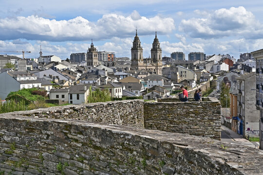 Lugo, Galizia, la cattedrale ed il centro storico dal cammino di ronda delle mura romane - Spagna	