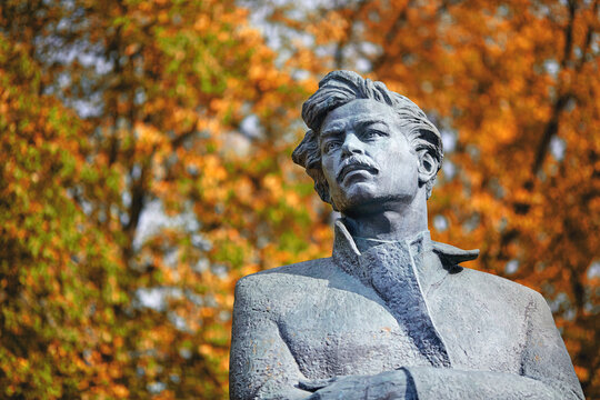 Minsk, Belarus. Sep 25, 2022. Maxim Bogdanovich bronze monument in Minsk. Belarusian poet Maxim Adamavic Bogdanovich, scenic autumn view..