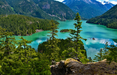 Mountain lake landscape. lake in the mountains