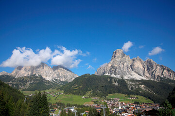 Langkofelgruppe oder Sassolungo, Bergmassiv vom Nordwesten gesehen, Dolomiten, Südtirol, Italien,...
