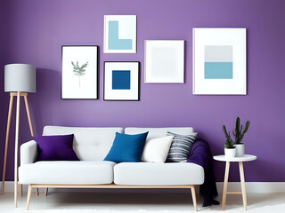 Bilderrahmen über einem grauen Sofa an einer lila Wand
