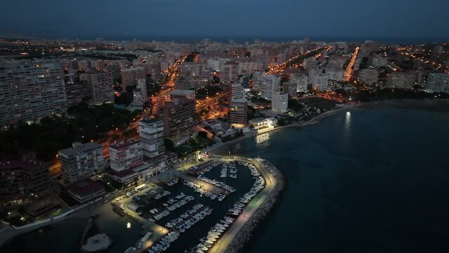 Vista aerea de un puerto deportivo en la provincia de Alicante al atardecer