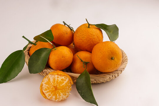 Tangerines in a Basket. Jeruk Santang Tangerine.