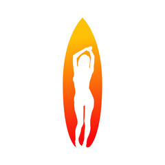 Logo club de surf. Silueta de mujer de pie frente a tabla de surf en espacio negativo