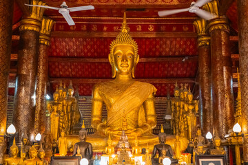 Fototapeta na wymiar The gold Buddha statue at Wat Mai Suwannaphumaham in Luang Prabang, Laos