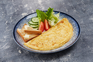omelet with fresh vegetables and toasts