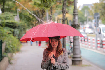 junge frau mit regenschirm im unwetter