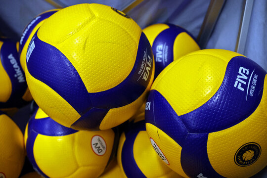 Volleyball des Sportartikel-Herstellers Mikasa, der in der deutschen Volleyball Bundesliga (VBL) zum Einsatz kommt, in einem Ballkorb. 
