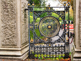 schönes Verziertes Eisentor als Nebeneingang auf dem Highgate Cemetery in London Camden