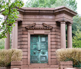 schönes großes Mausoleum mit einer Kupfertüre und Grünspan-Patina auf dem Highgate Cemetery in London Camden