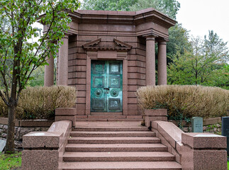schönes großes Mausoleum mit einer Kupfertür mit Patina auf dem Highgate Cemetery in London Camden