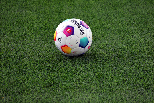 Fußball von Derbystar, Modell Brillant APS, das auch in der Fußball-Bundesliga zum Einsatz kommt, auf einem Kunstrasenplatz. 