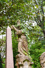 Jesus trägt ein Kreuz von Efeu berankt auf dem Highgate Cemetery in London Camden