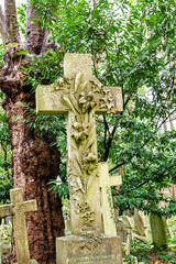 schönes Steinkreuz mit Blumendekor auf dem Highgate Cemetery in London Camden