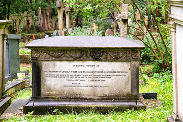 Grabstein mit Platte und guten Wünschen auf dem Highgate Cemetery in London Camden