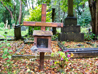 altes Holzkreuz mit einem Kasten  auf dem Highgate Cemetery in London Camden