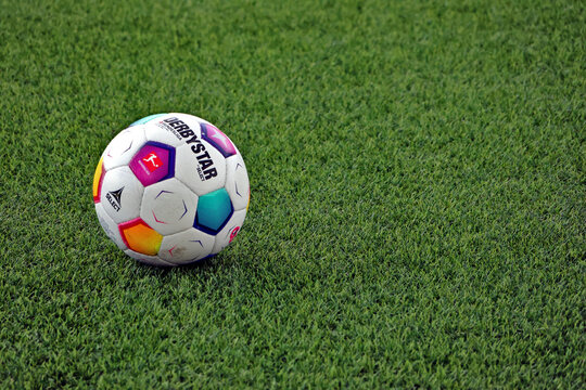 Fußball von Derbystar, Modell Brillant APS, das auch in der Fußball-Bundesliga zum Einsatz kommt, auf einem Kunstrasenplatz. 