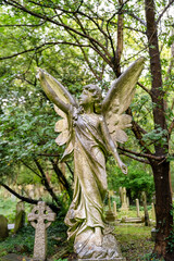 schöner Engel zeigt zum Himmel auf dem Highgate Cemetery in London Camden