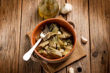 sauteed artichoke with garlic and olive oil - 793780678