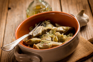 sauteed artichoke with garlic and olive oil - 793780699