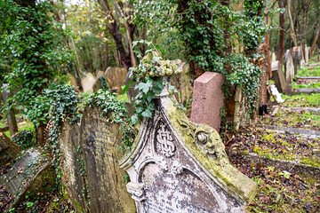viele alte Grabsteine dicht an dicht auf dem Highgate Cemetery in London Camden