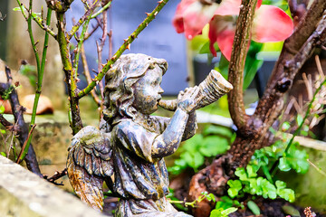 kleiner Engel bläst ein Horn auf dem Highgate Cemetery in London Camden