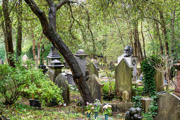 Große Menge an Grabsteinen dicht bei einander auf dem Highgate Cemetery in London Camden