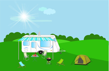 Caravane et tente avec table, chaises et barbecue sous l'auvent sur la pelouse	 - 793793879