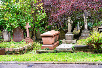 Fototapeta na wymiar Alte Grabsteine auf dem Highgate Cemetery in London Camden