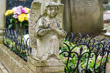 Kniender Engel  auf dem Highgate Cemetery Ostteil Camden, London