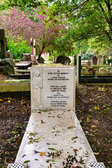 Schöner alter Grabstein auf dem
Highgate Cemetery Ostteil Camden, London