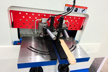 Automatic single-sided spike cutting machine for milling spikes of all types