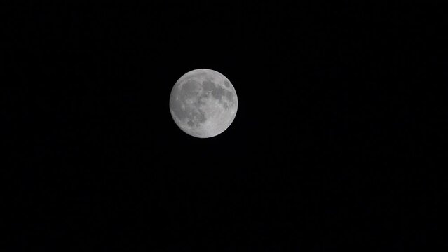 Pleine lune avec ciel d&eacute;gag&eacute; film&eacute;e au 600mm