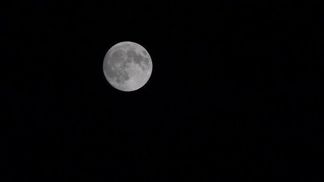 Pleine lune avec ciel d&eacute;gag&eacute; film&eacute;e au 600mm