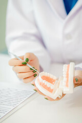 Obraz premium Dentist checks patient's dental health Who comes to consult about teeth