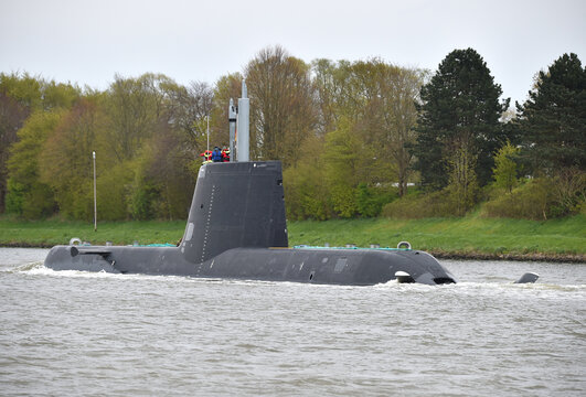 U-Boot TKMS Submarine 01 f&auml;hrt im Nord-Ostsee-Kanal